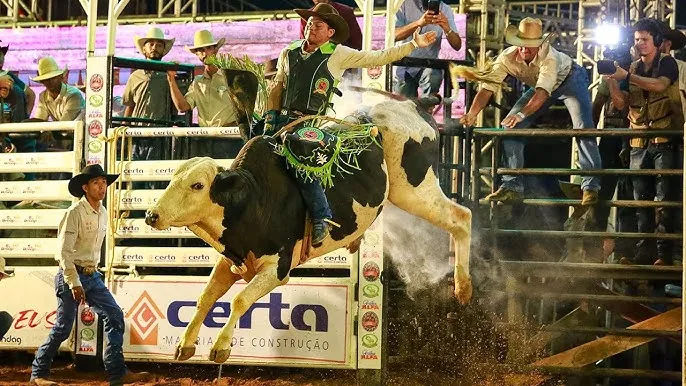 SEGURA PEÃO! - 2º dia da 40ª Expoari leva multidão à emoção com rodeios, prêmios e show da Banda Forró Boys 
